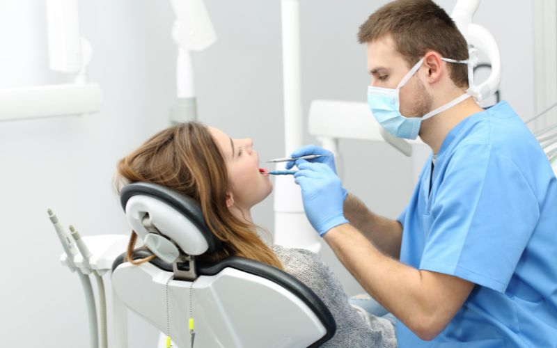 Fotel stomatologiczny – jak poprawia ergonomię pracy lekarza i asysty?