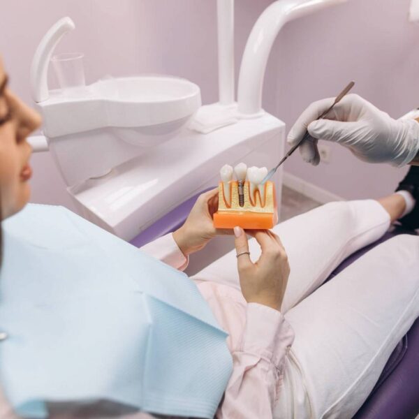 Implant czy most – co lepiej wybrać po utracie zęba?