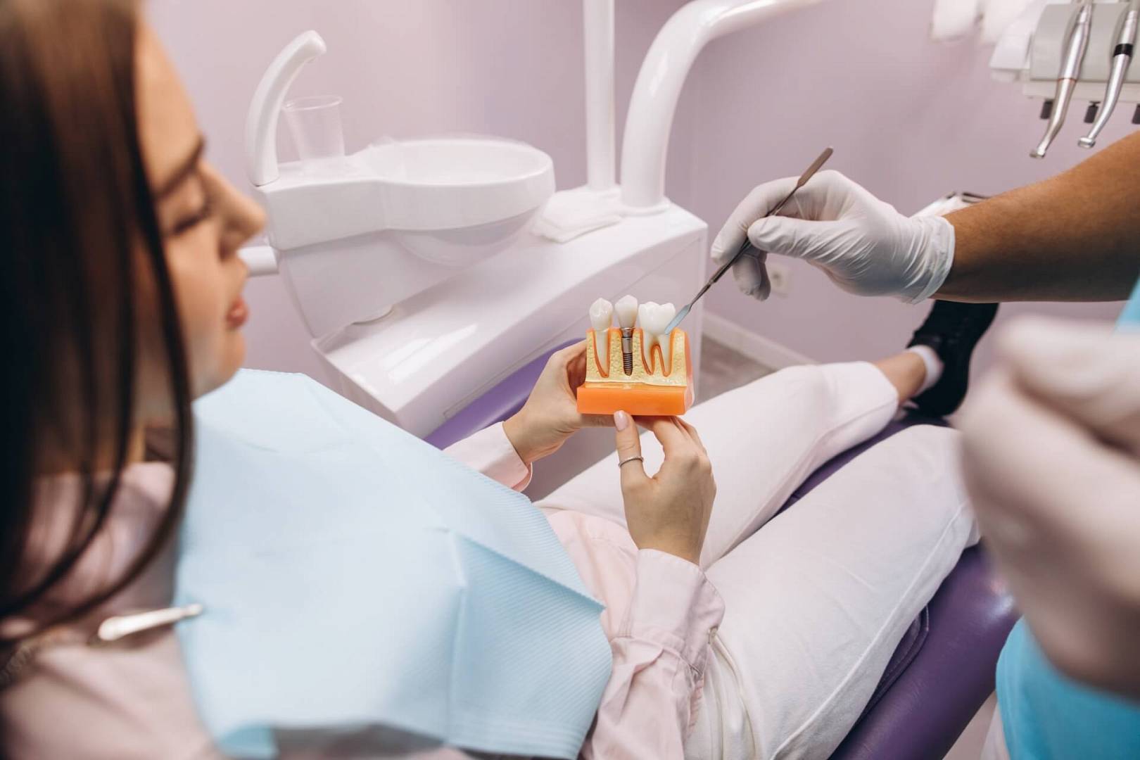 Implant czy most – co lepiej wybrać po utracie zęba?